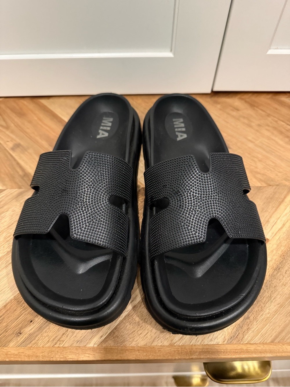 MIA women’s size 8 Textured Black Slide Sandals
